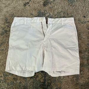 Izod Men's White Flat Front Shorts